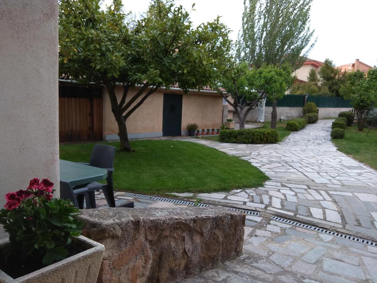 Casa Rural Las Tuyas En Segovia Palazuelos de Eresma Kültér fotó